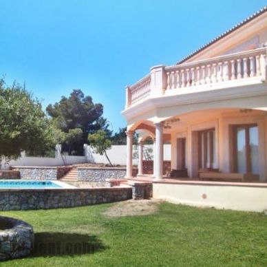 Chalet con jardín y piscina